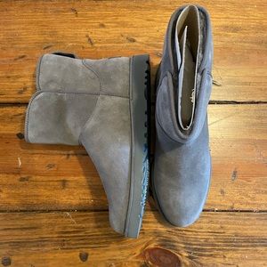 NWT. Ugg Australia grey boot